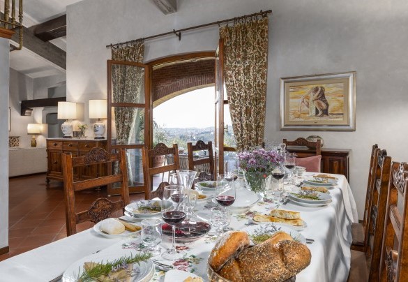 Zona pranzo con ampia porta finestra - Villa Adisa  