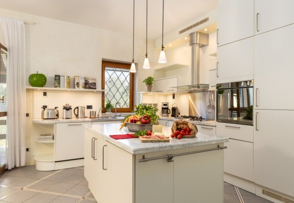 Cucina spaziosa e attrezzata - Villa Adisa    