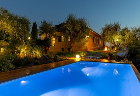 La piscina misura 4 x 8 m con una profondità costante di 1.40 m - Villa Adisa 