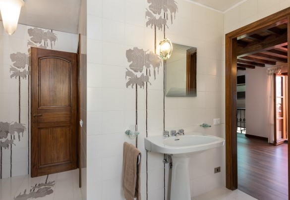 Bagno en suite n.3 con vasca e doccia al primo piano - Villa Adisa