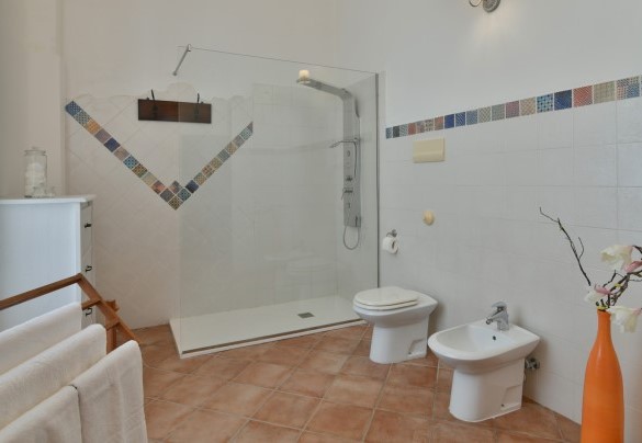 Il bagno con doccia a piano terra  - Villa Afrodite 