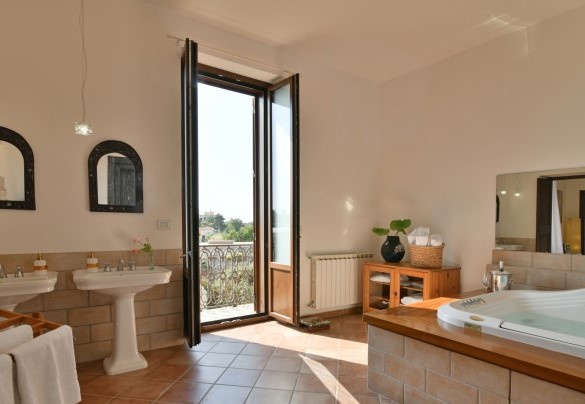 L’ampio bagno con doppio lavandino ed un’ampia vasca jacuzzi al piano superiore  - Villa Afrodite 