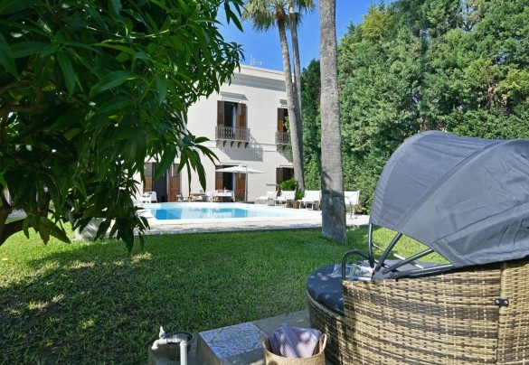 Il letto tondo con copertura ombreggiante sotto l'albero di mango sotto  - Villa Afrodite 
