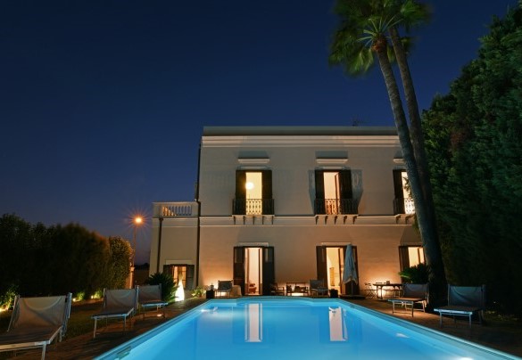 La piscina è utilizzabile anche in notturna grazie all'illuminazione sia interna che esterna alla vasca - Villa Afrodite 