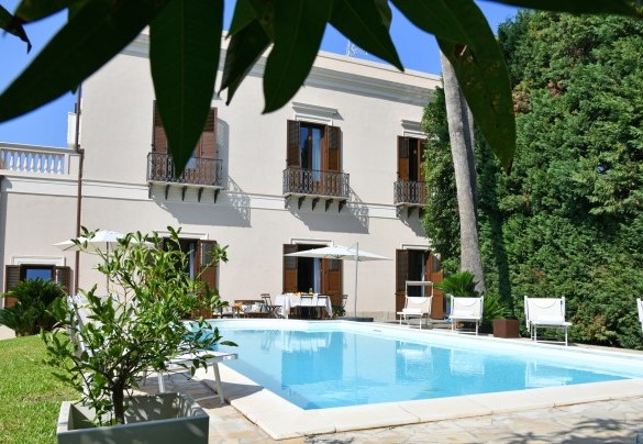 La piscina si trova al centro del giardino a livello con il piano terra della villa - Villa Afrodite 