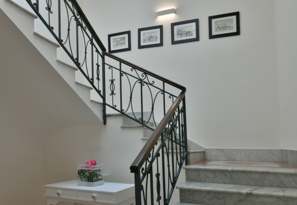 La scala impotente che porta al primo piano - Villa Afrodite 