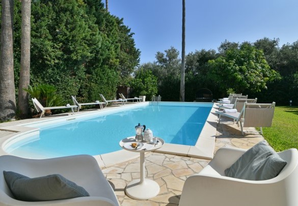La piscina dista circa 10 m e si raggiunge in pochi passi dalle porte finestra a piano terra - Villa Afrodite 