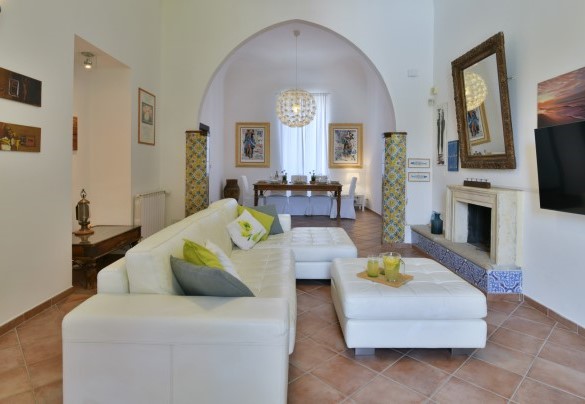La comoda zona living con camino funzionante ed un’elegante zona pranzo - Villa Afrodite 