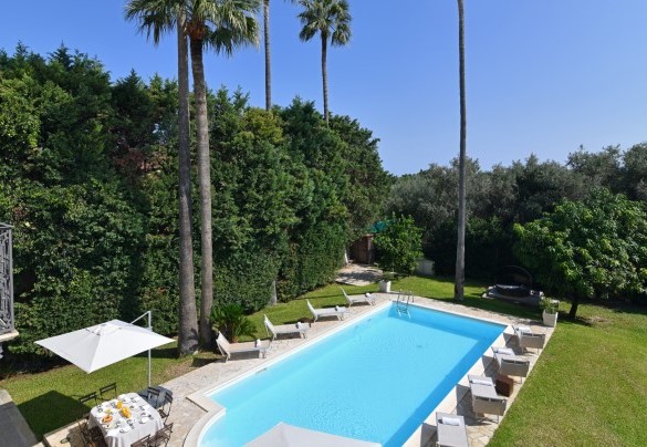 La vasca rettangolare, rivestita in PVC e corredata di gradini sommersi alla romana, misura 6 x 12 m ed ha una profondità costante di 1,50 m - Villa Afrodite 
