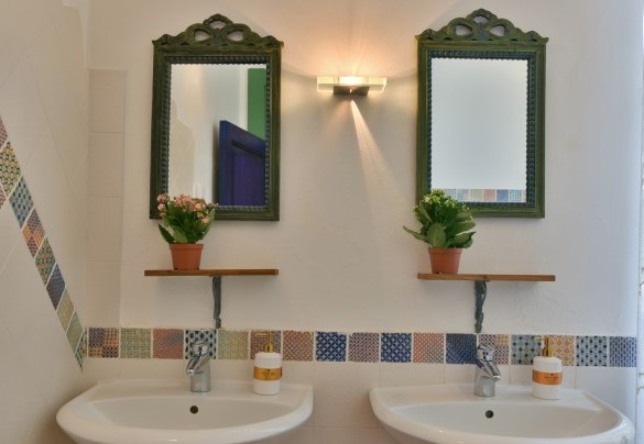 Il bagno con doccia a piano terra  - Villa Afrodite 