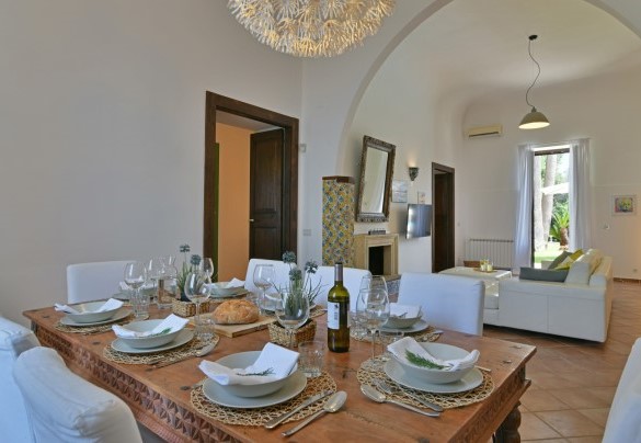 L'elegante zona pranzo - Villa Afrodite 