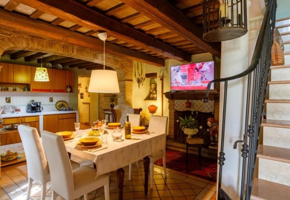 Dining room complete with kitchen and satellite TV – Villa Agave