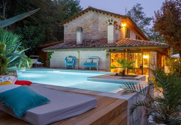The elegant swimming pool, complete with hydromassage area - Villa Agave