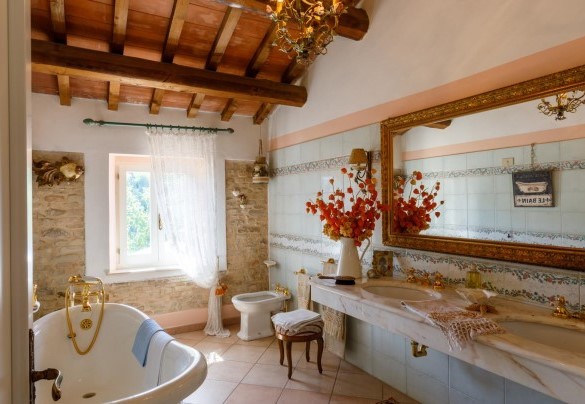 Bathroom with tub on the first floor – Villa Agave