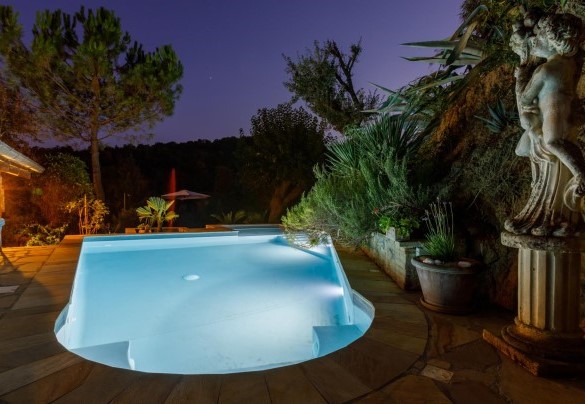 The swimming pool of fairly irregular shape, in consideration of the space available, the pool measures 9 x 5 m – Villa Agave