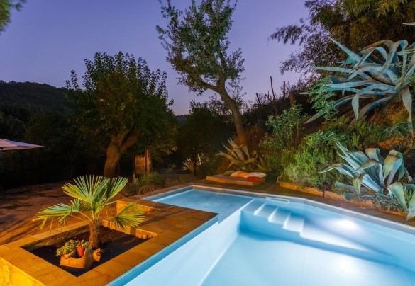 The elegant swimming pool, complete with hydromassage area –