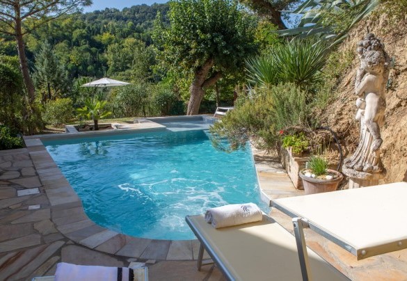 The swimming pool of fairly irregular shape, in consideration of the space available, the pool measures 9 x 5 m – Villa Agave