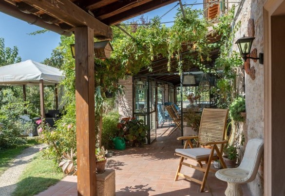In front of the portico is an outdoor dining area with a shady covering – Villa Agave