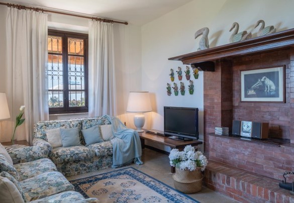 Il living con tv sat e area salotto –Villa Ai Venti