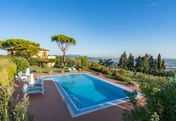 The pool about 30 m from the villa, it is situated on terracing in front of it – Villa Ai Venti