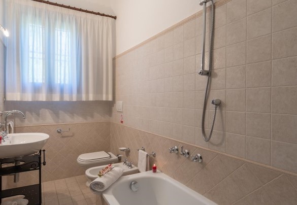 Bagno con vasca n.2 al primo piano –Villa Ai Venti