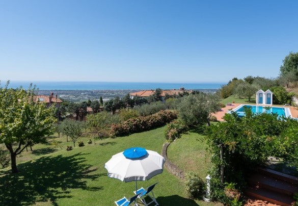 Il parco che cinge la piscina, affacciato su verdi paesaggi – Villa Ai Venti