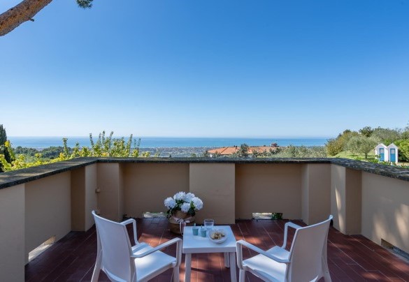 La terrazza panoramica sulla Versilia – Villa Ai Venti