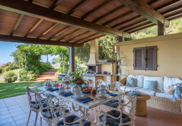 Il portico con l’area pranzo esterna e il barbecue in muratura – Villa Ai Venti