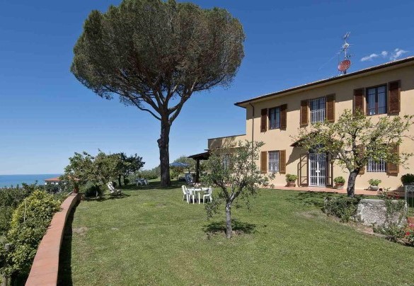 Park surrounding villa, overlooking the green landscape – Villa Ai Venti