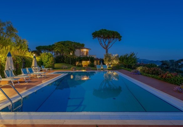 I bagliori del tramonto sulla villa – Villa Ai Venti
