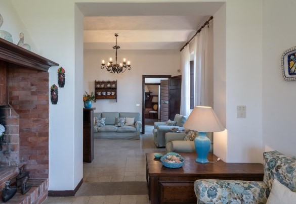 Il living con tv sat e area salotto –Villa Ai Venti
