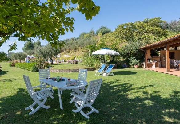 Il parco che cinge la villa, affacciato su verdi paesaggi – Villa Ai Venti