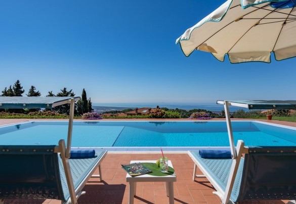 La piscina a sfioro panoramica sul mare della Versilia – Villa Ai Venti