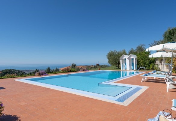 La piscina è collocata su un terrazzamento di fronte alla villa e dista circa 30 m – Villa Ai Venti