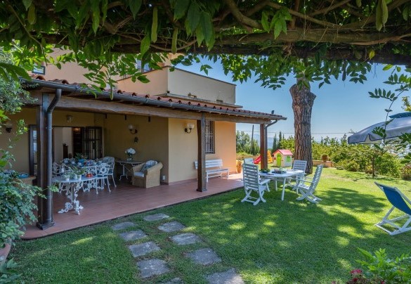 Il portico con l’area pranzo esterna e il barbecue in muratura – Villa Ai Venti