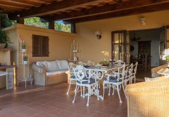 Il portico con l’area pranzo esterna e il barbecue in muratura – Villa Ai Venti