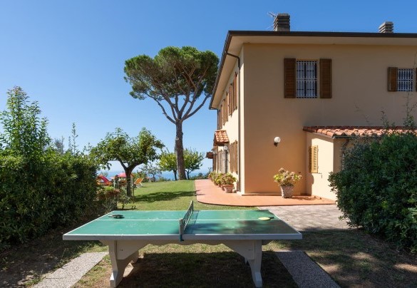 Il tavolo da ping pong all’ombra del grande pino – Villa Ai Venti