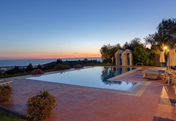 Il solarium è dotato di spogliatoio, lettini, sdraio ed ombrelloni – Villa Ai Venti