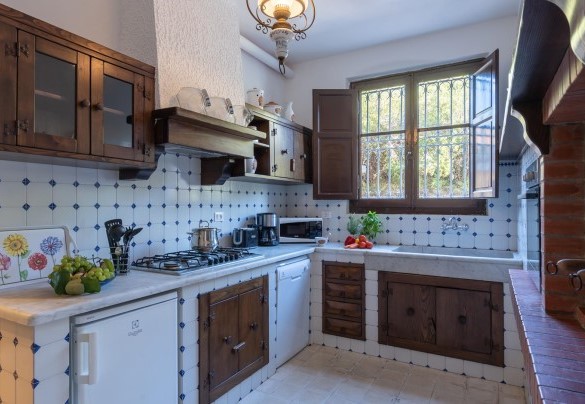La cucina attrezzata accanto alla sala da pranzo –Villa Ai Venti