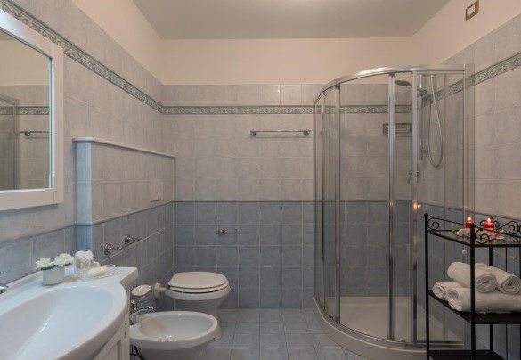 Bagno con doccia n.3 al primo piano –Villa Ai Venti