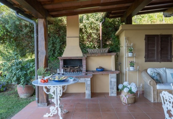 L’area pranzo esterna con il barbecue in muratura – Villa Ai Venti