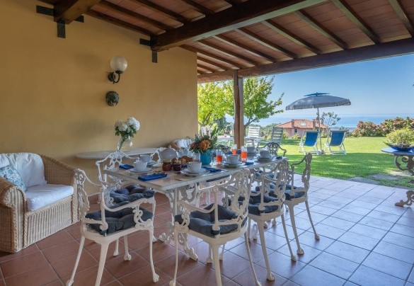 Il portico con l’area pranzo esterna e il barbecue in muratura – Villa Ai Venti