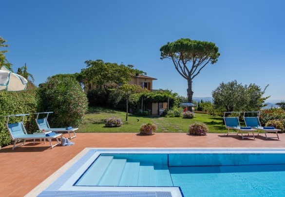 La piscina misura 12x6 m con profondità variabile da 0,80m a 2m – Villa Ai Venti
