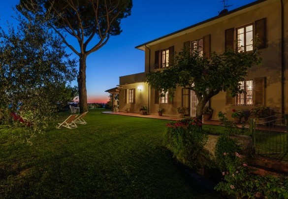 Dopo il tramonto la villa acquista un nuovo charm – Villa Ai Venti