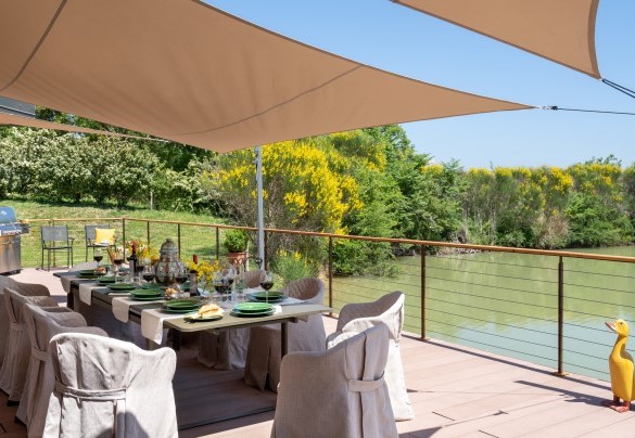 La zona pranzo esterna è riparata da ampie vele - Villa Airone