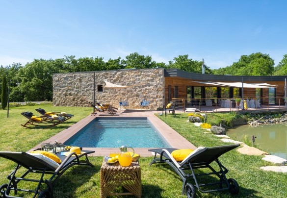 La vasca è dotata di tecnologia del nuoto controcorrente - Villa Airone