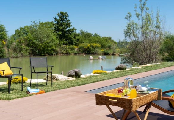 Il teak circonda la piscina - Villa Airone