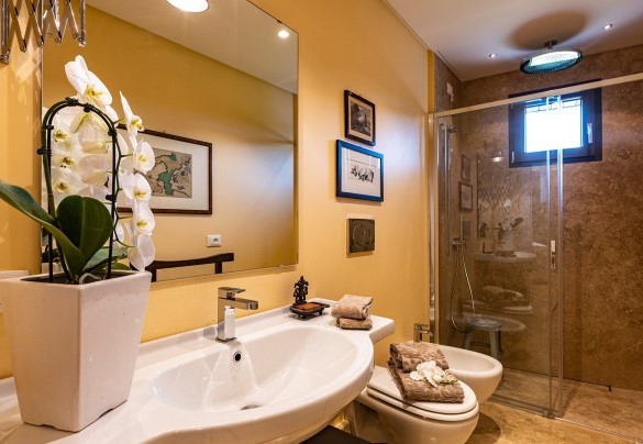 Il colorato bagno con doccia - Villa Airone