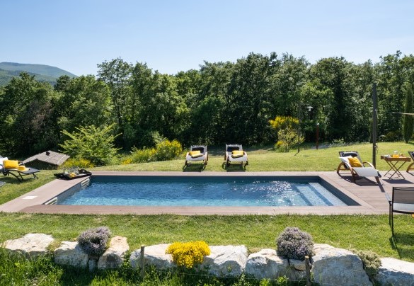 Il prato all'inglese abbraccia la piscina - Villa Airone