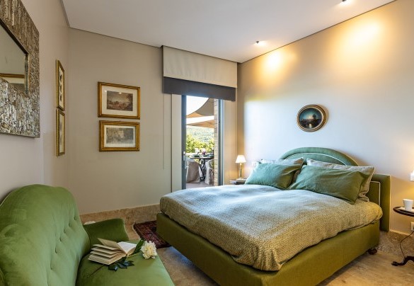 La camera matrimoniale con divanetto collegata con la terrazza - Villa Airone